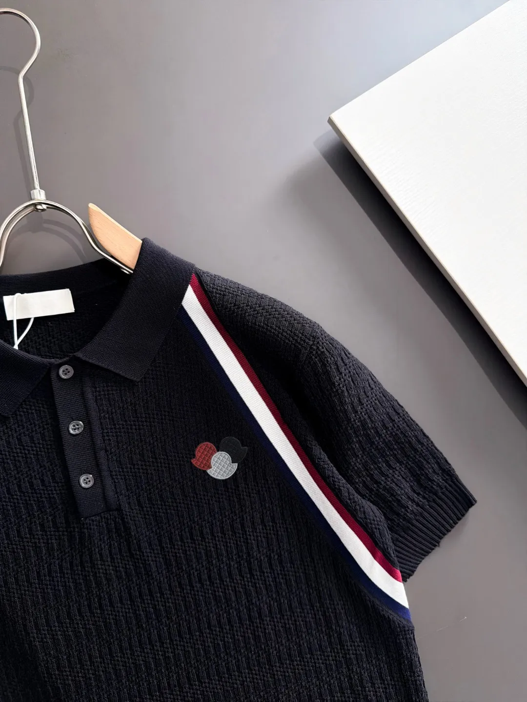 Next day delivery P165 High Quality Mouth Covered 2026 Summer New Arrival Men's Short Sleeve T-shirt Made of combed cotton yarn knitted cotton fabric, pure cotton high weight special yarn, it feels full of weight when weighed, and the upper body is more textured than ordinary T-shirts. This texture can cope with the weather easily and is suitable for both hot and cold! The pattern on the chest adopts three-dimensional embroidery technology, and is perfectly produced stitch by stitch with reference to the original version! Loose fit design, looks noble. Size: M to XXXL